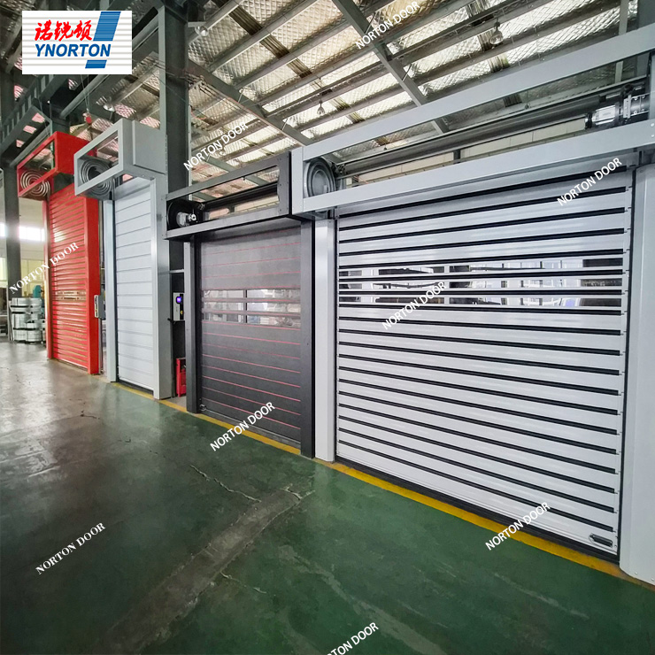 రాపిడ్ రోల్ డోర్ సౌలభ్యం కోసం స్వయంచాలకంగా తెరుచుకుంటుంది మరియు మూసివేయబడుతుంది.