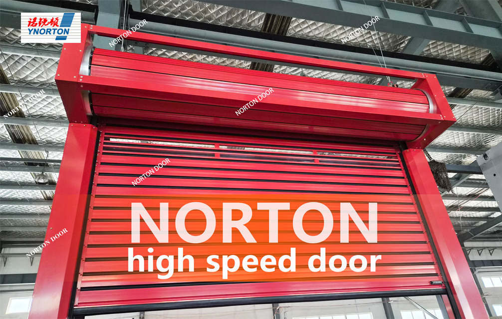 ఈ గిడ్డంగి సామర్థ్యాన్ని మెరుగుపరచడానికి హై-స్పీడ్ తలుపులను ఉపయోగిస్తుంది.